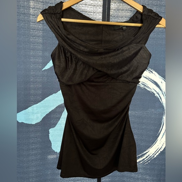 NWOT Dressy Detailed Guess Top Size S - Picture 2 of 5